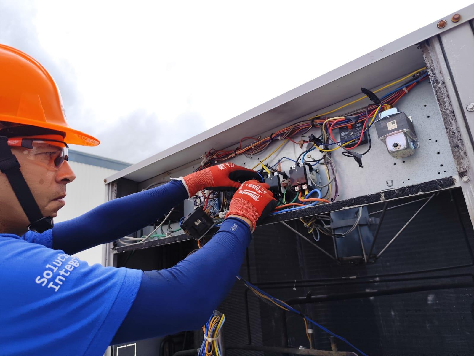 Técnico de Climex revisando el tablero eléctrico de una unidad tipo paquete en azotea