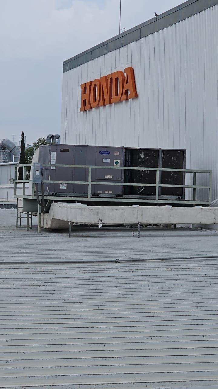 Unidad tipo paquete Carrier sobre techo de nave industrial