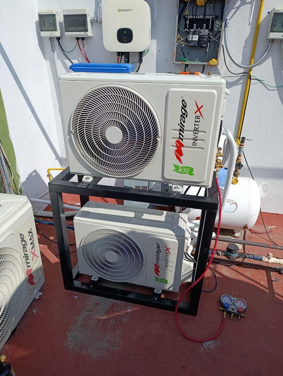 Instalación de dos condensadoras Mirage Inverter X sobre base metálica