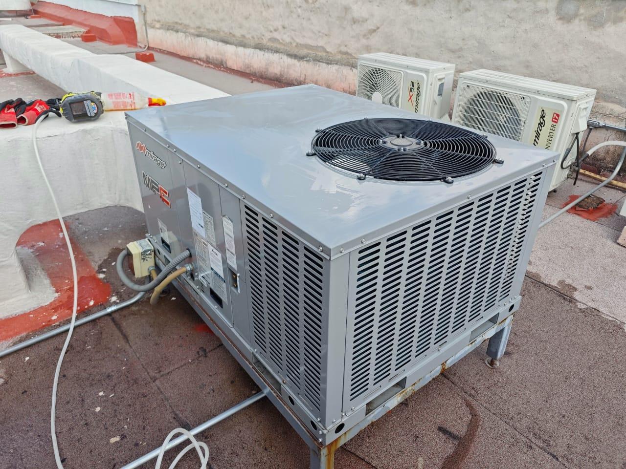 Unidad tipo paquete Mirage instalada en azotea residencial