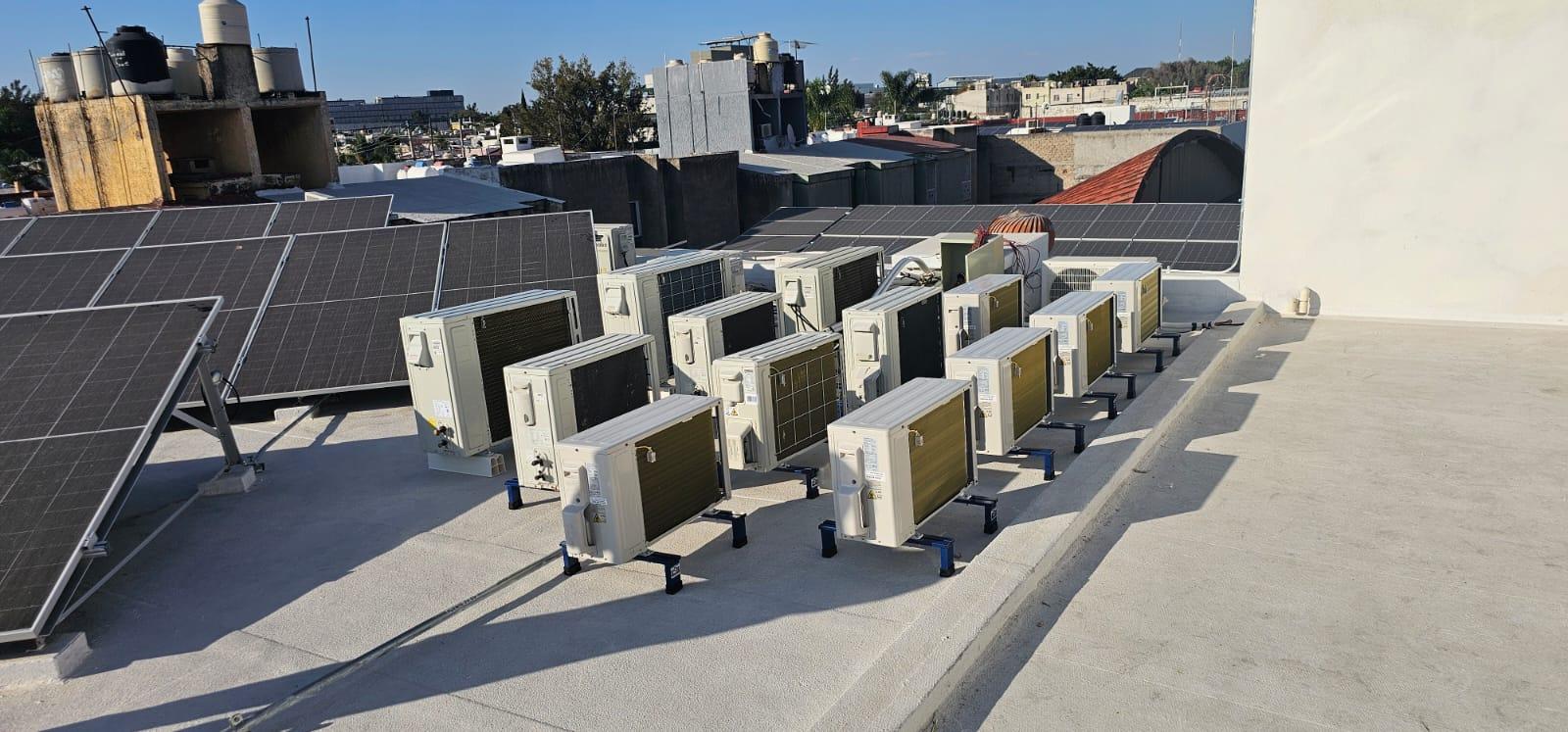 Proyecto con catorce condensadoras de minisplit alineadas en azotea