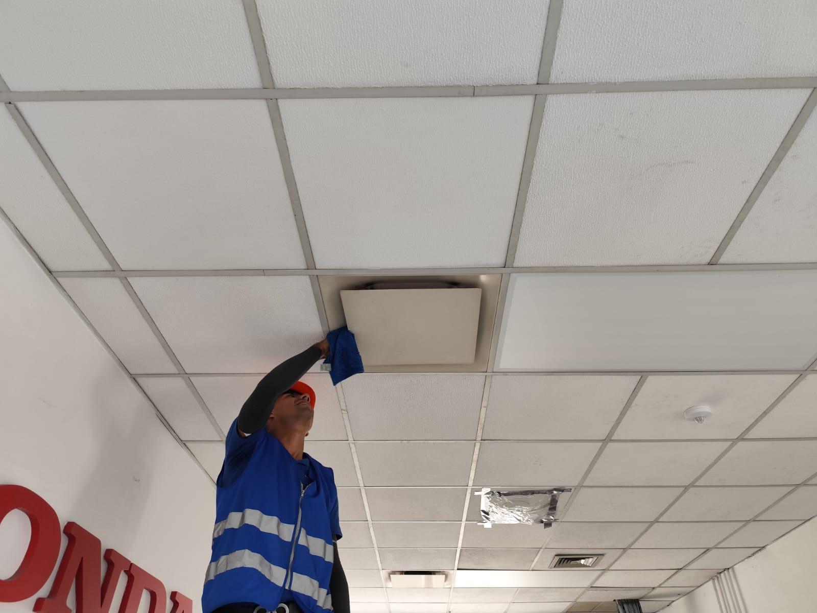 Mantenimiento de equipo tipo cassette en plafón de oficinas