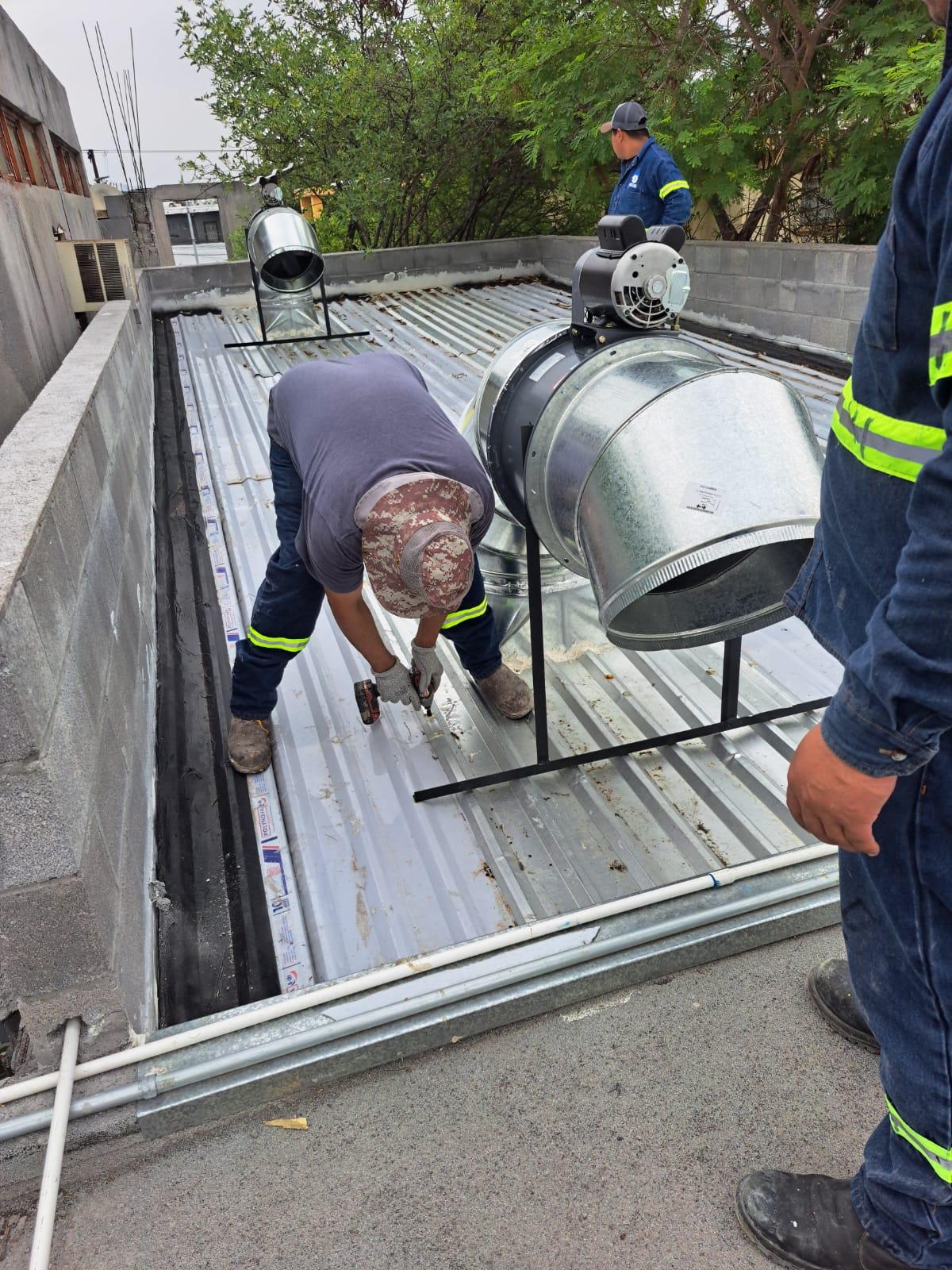 Instalación de sistema de ventilación en techo de nave industrial