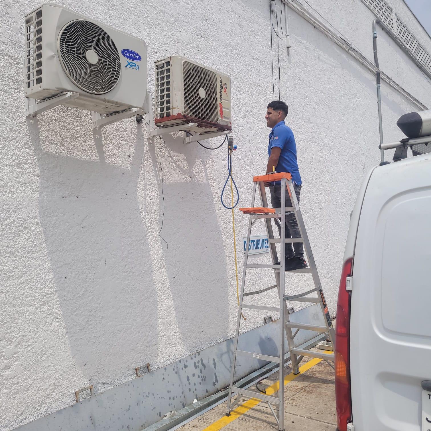 Servicio a condensadoras Carrier y Mirage instaladas en muro de un local comercial